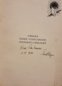 Titulní list knihy Obrana české vzdělanosti stavebně umělecké s rukopisným věnováním Emila Edgara Petru Kompišovi z roku 1940.