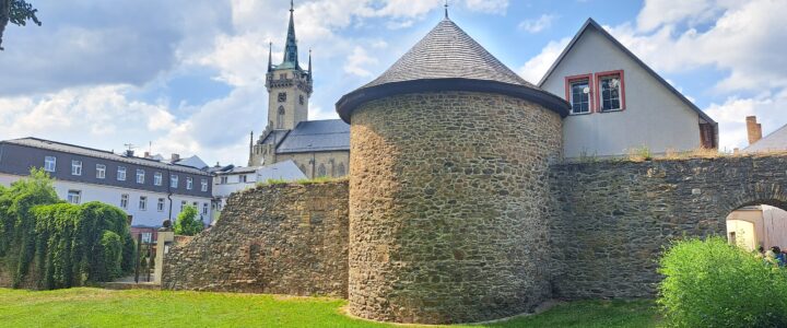 Polička mezi hradbami, hřbitovem a nečekaným rondokubismem Polička mezi hradbami, hřbitovem a nečekaným rondokubismem